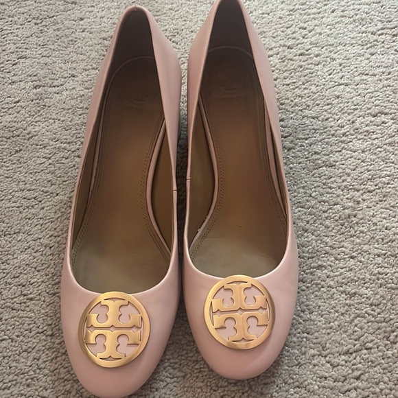 Tory Burch Benton Pumps in Shell Pink with Gold Logo - Picture 7 of 16